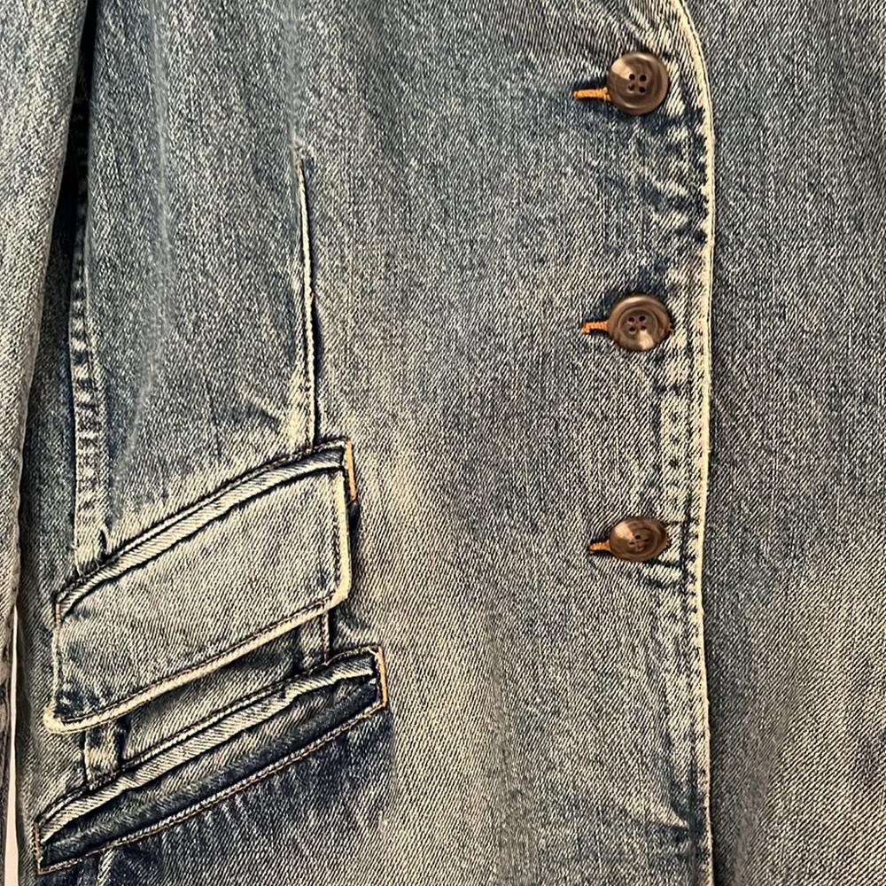 Ralph Lauren. Blue Label.  Denim blazer with horn buttons. Size 10. - Picture 2 of 8